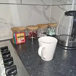 Lovely 2 Bed Heathrow And Parking