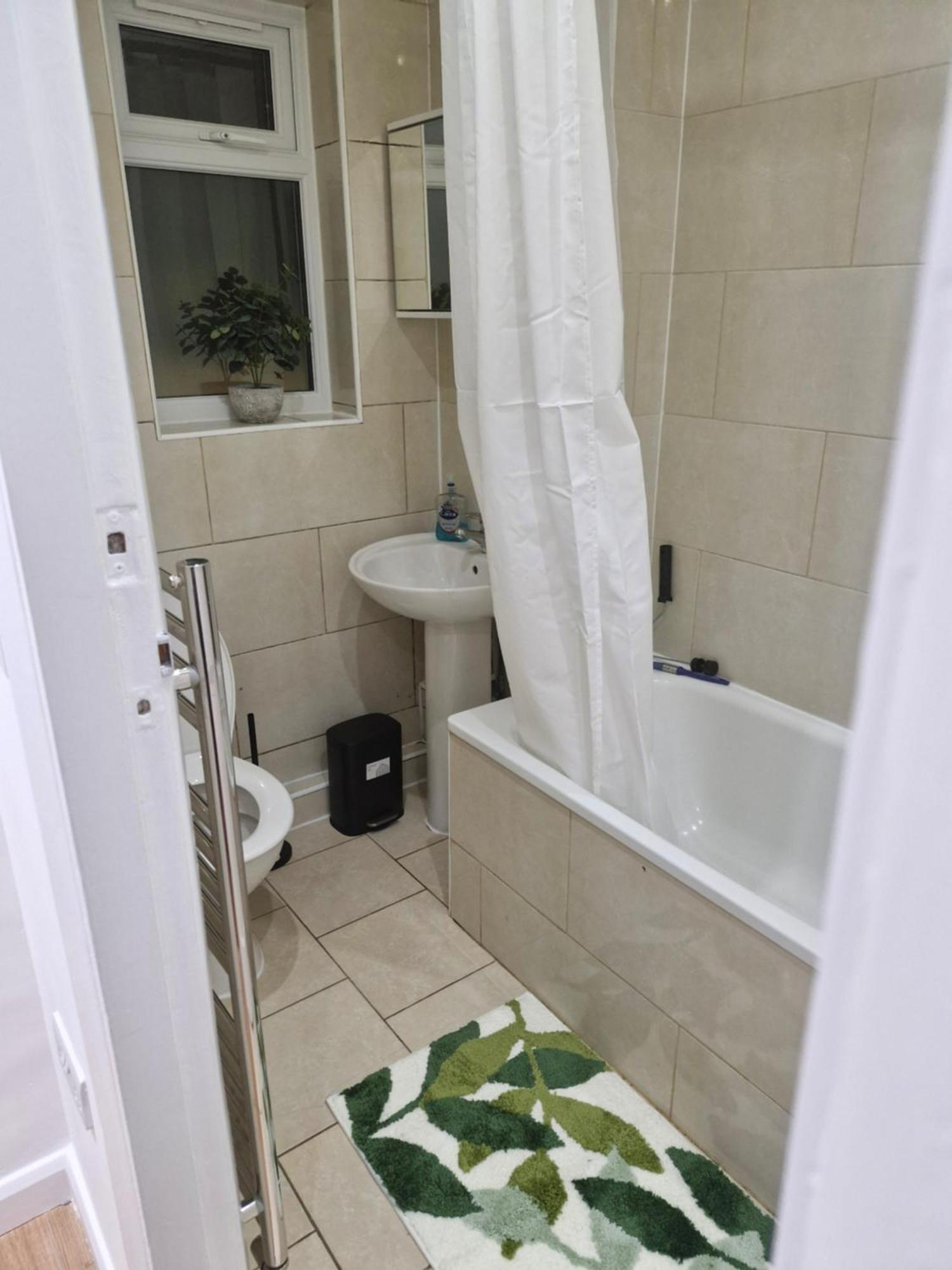 Lovely 2 Bed Heathrow And Parking *