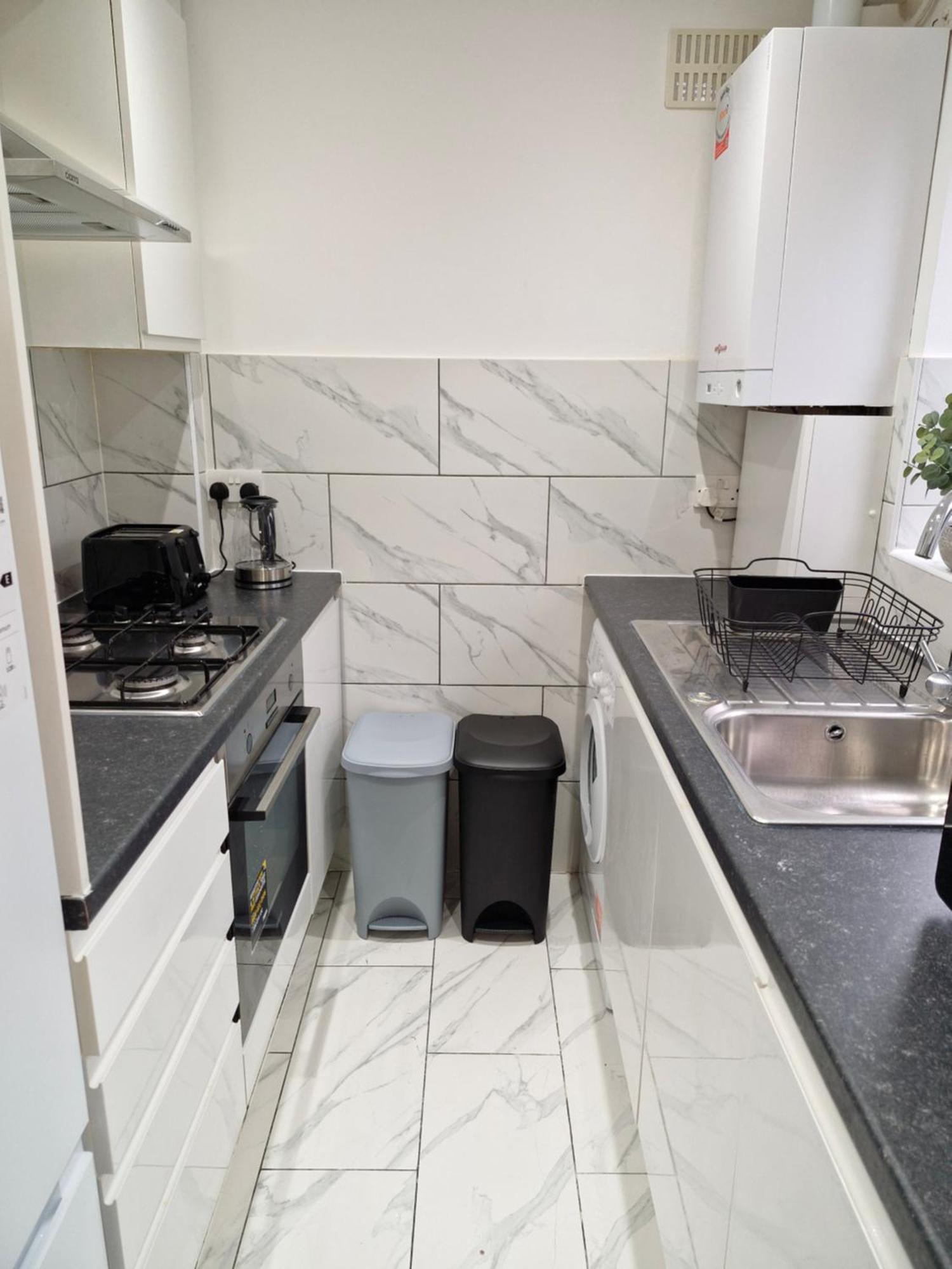 Lovely 2 Bed Heathrow And Parking Apartment Feltham
